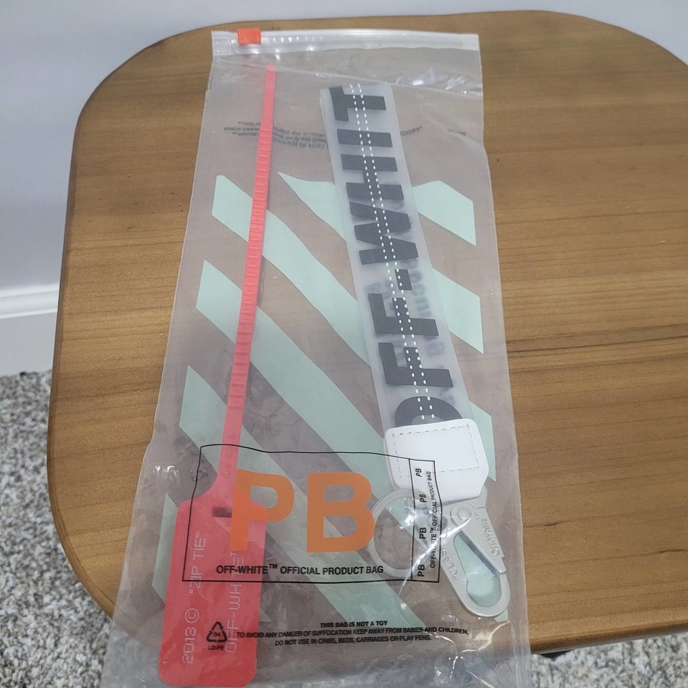 Unisex keyring in OFF-WHITE plastic. Length about 26 cm. Year 2013.
